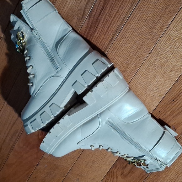 Stylish Tan Boots with Gold Chain - Picture 6 of 9